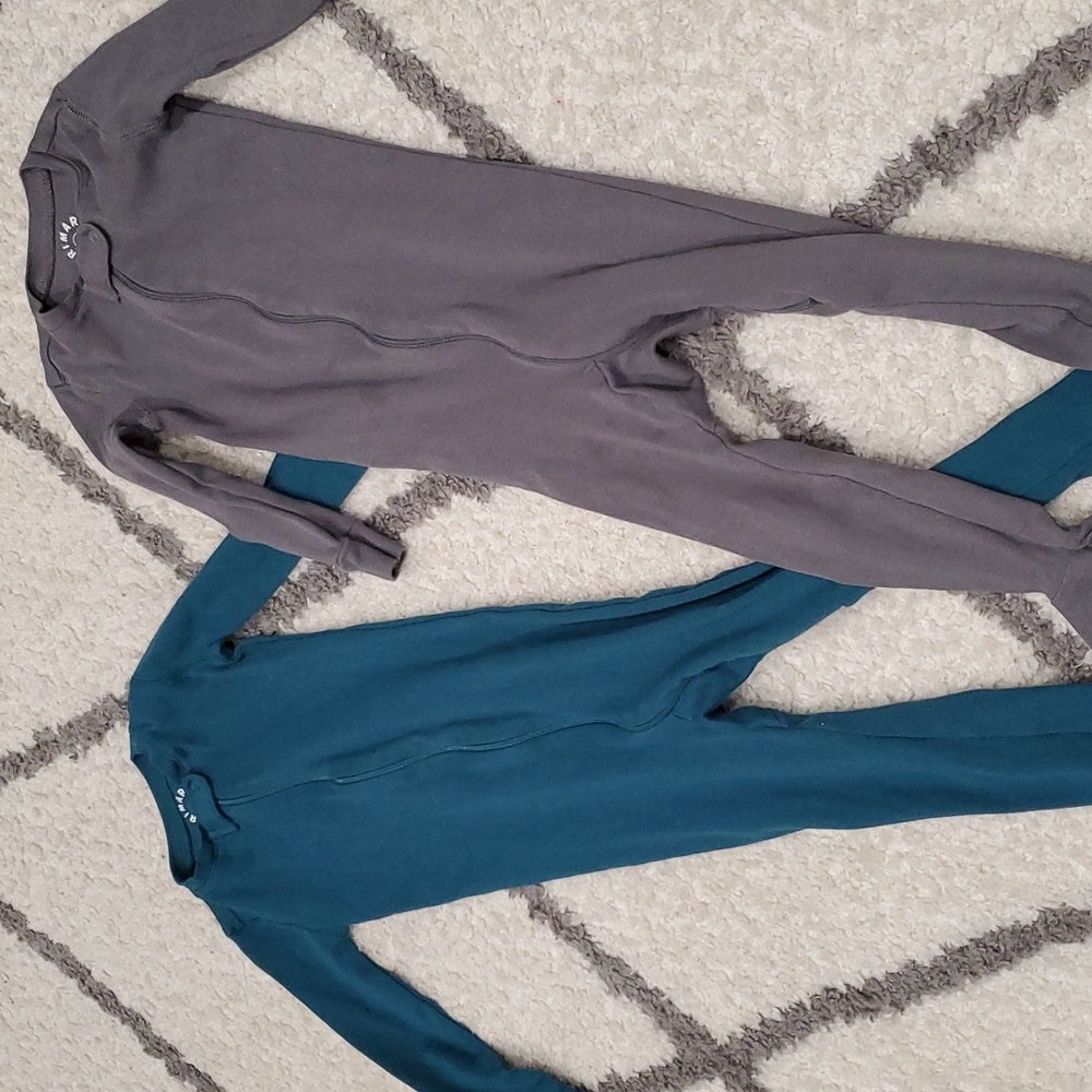 2 pairs of primary pajamas 2 sizes